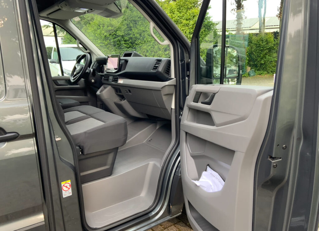 Transporter mieten in Kleve 3 SRS Autovermietung Kleve. Innenraum VW Crafter